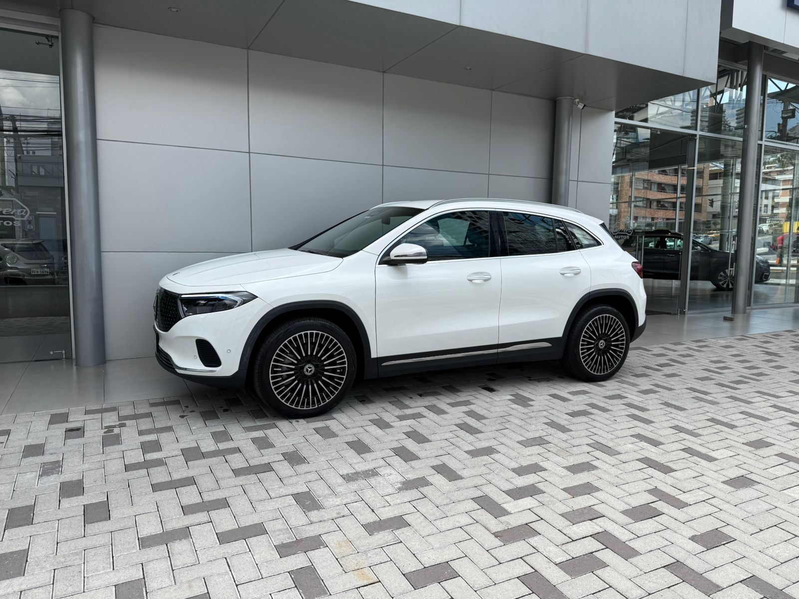 MERCEDES BENZ EQA 350