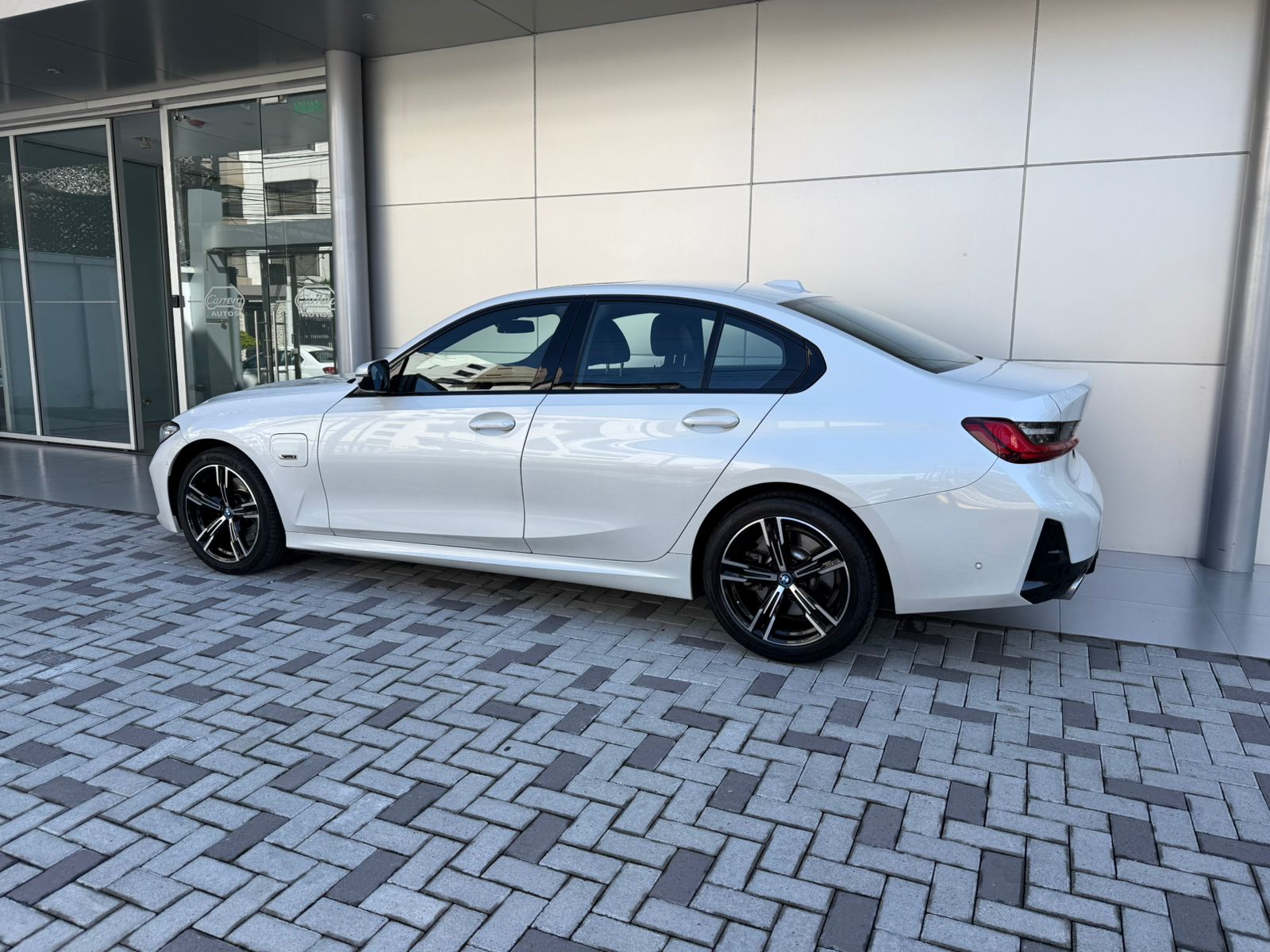 BMW 330e - Imagen 2