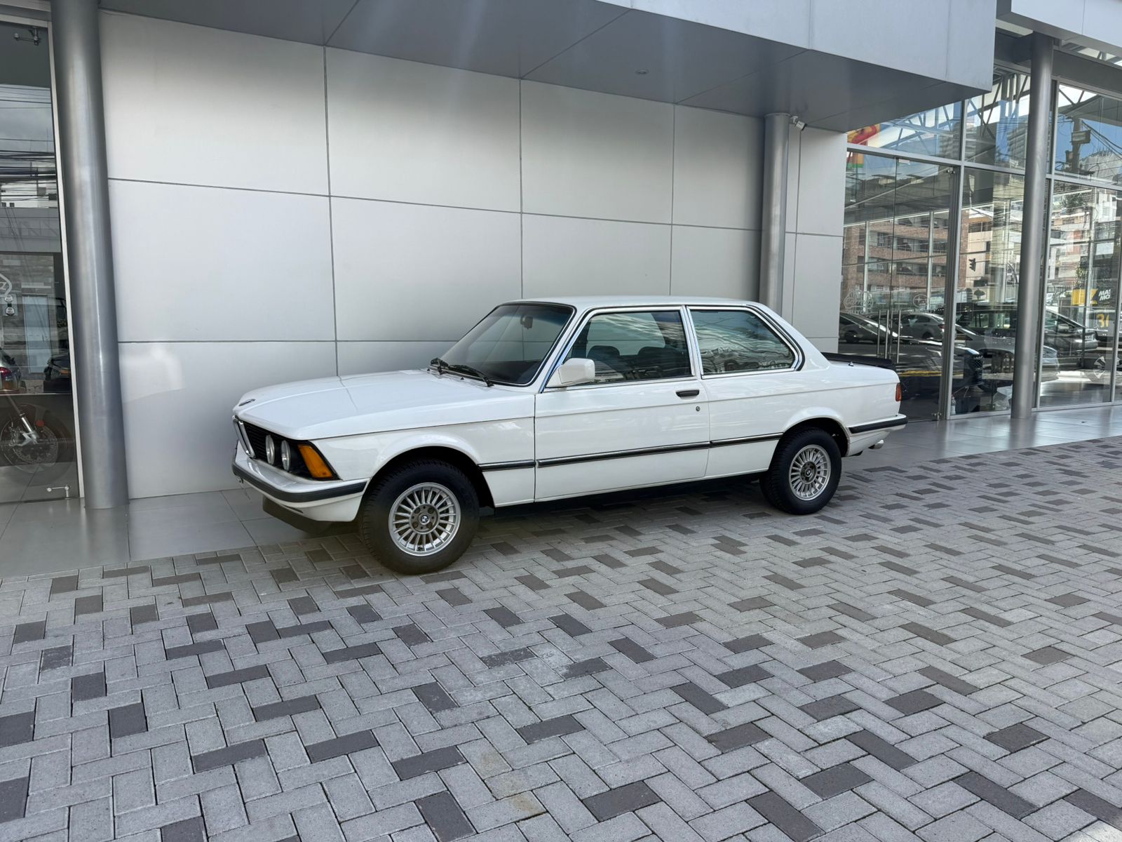 BMW 320i