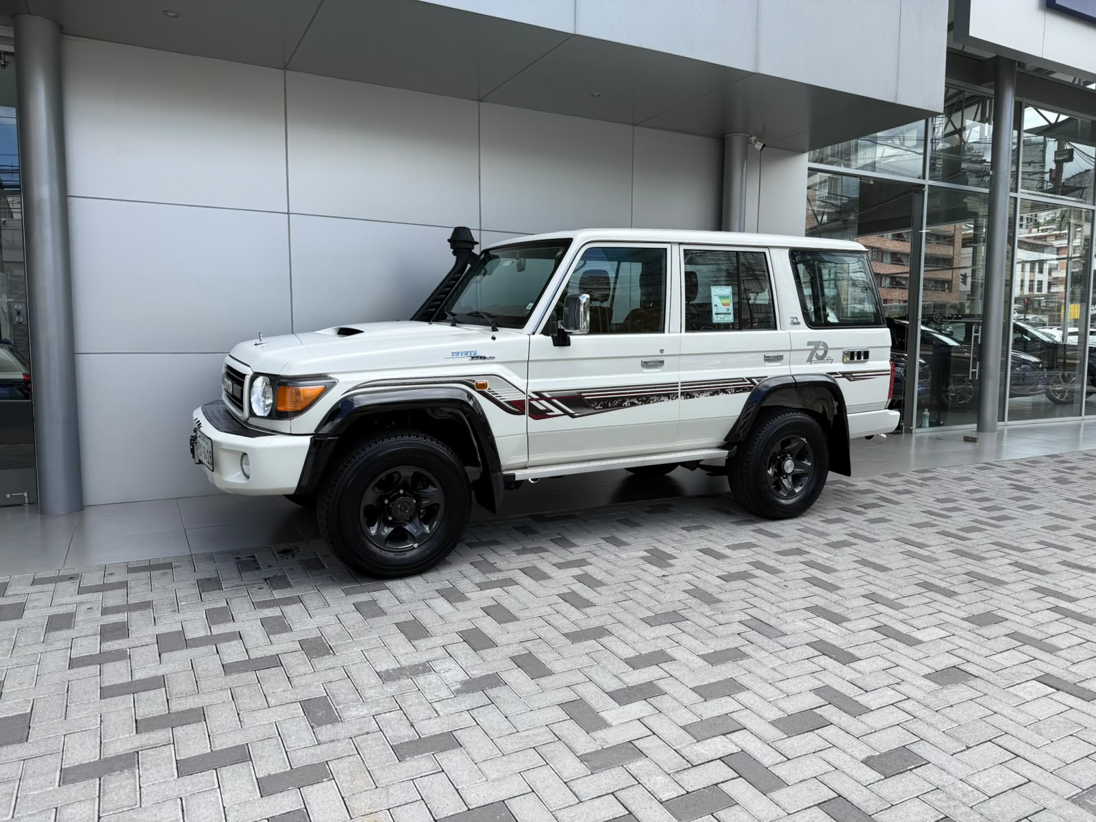TOYOTA LAND CRUISER 76
